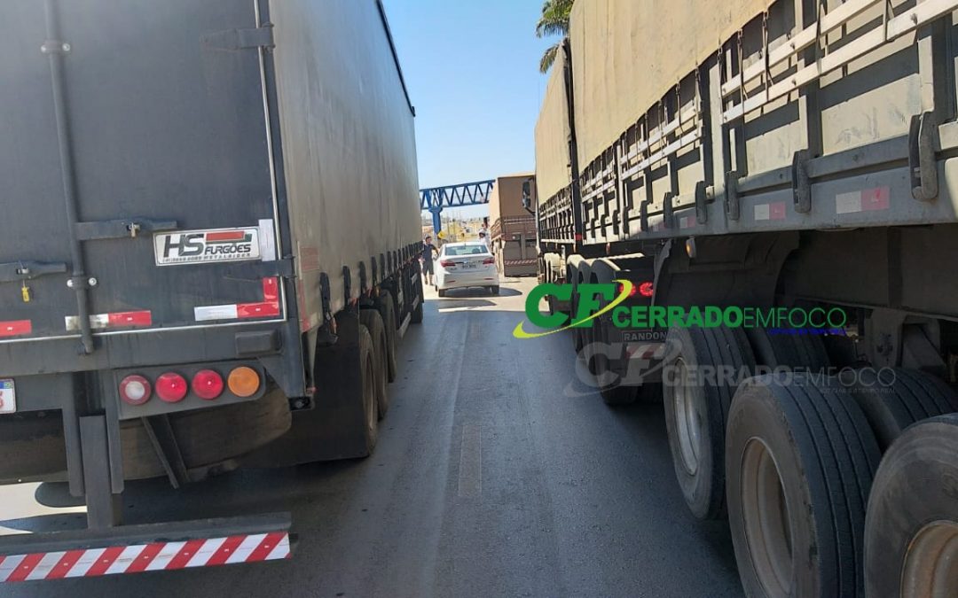 LEM: Pequena colisão deixa lentidão em trânsito na BR-242 em frente a antiga rodoviária