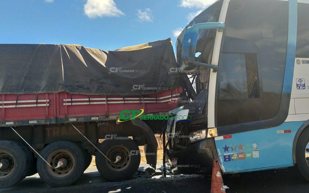 LEM: Engavetamento de veículos na BR-242