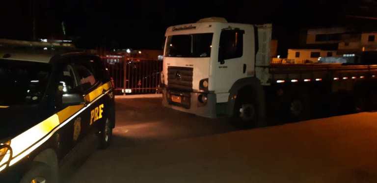 Barreiras: Caminhão roubado em Barreiras é localizado pela PRF na BR 116 em Vitória da Conquista (BA)