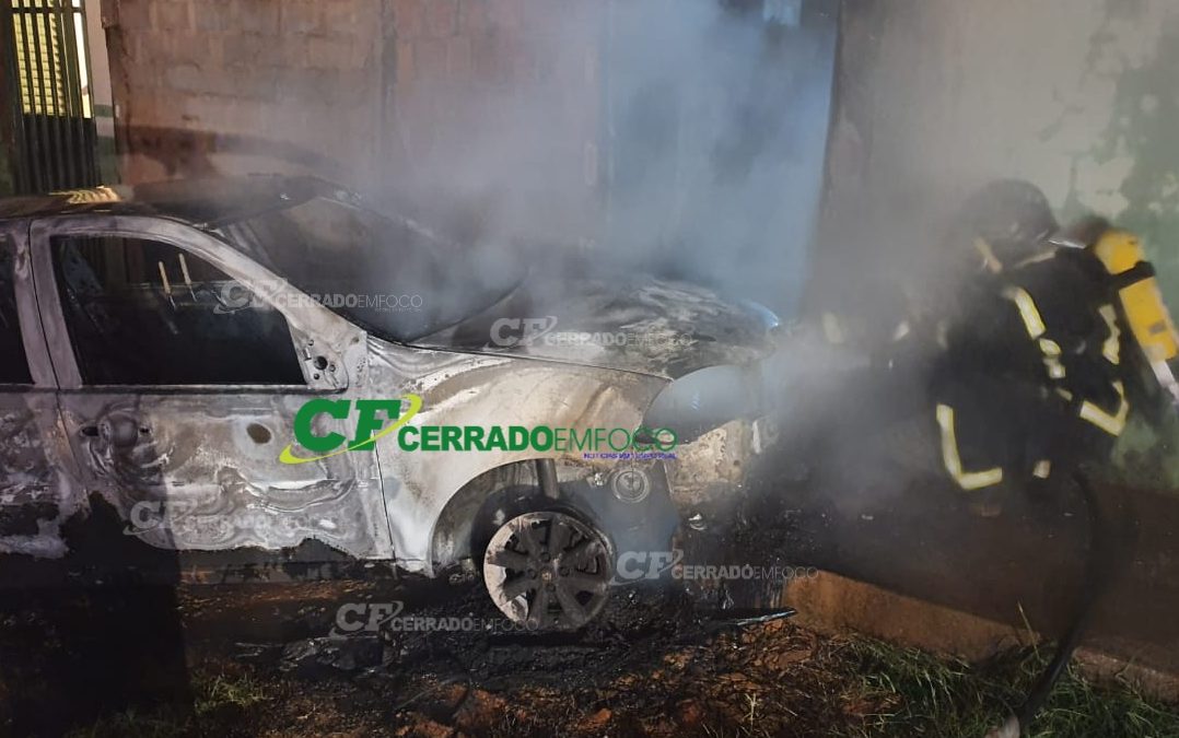 Barreiras: Carro pega fogo durante a madrugada e mobiliza Corpo de Bombeiros