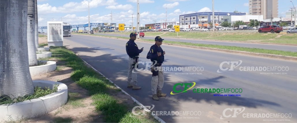 Policia Rodoviária Federal Realiza Fiscalização Preventiva na BR242 no perímetro urbano de LEM.