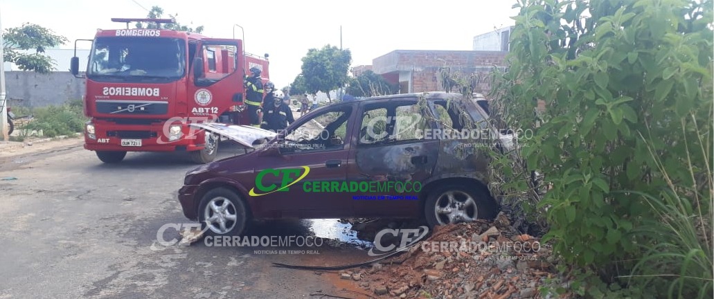 LEM: Veículo com problemas na parte elétrica pega fogo no Bairro Luar do Cerrado.