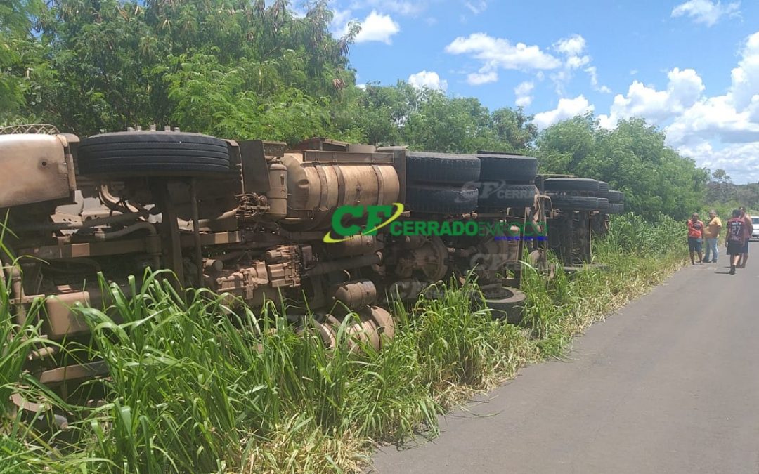 LEM: Caminhão carregado de açúcar tomba às margens da BR-020.